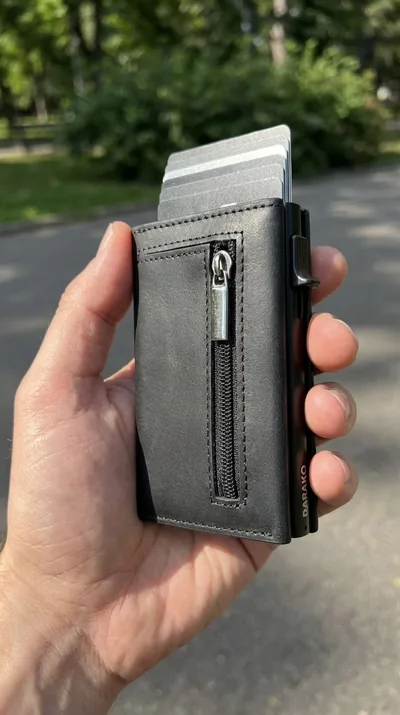 Darako Wallet in everyday use